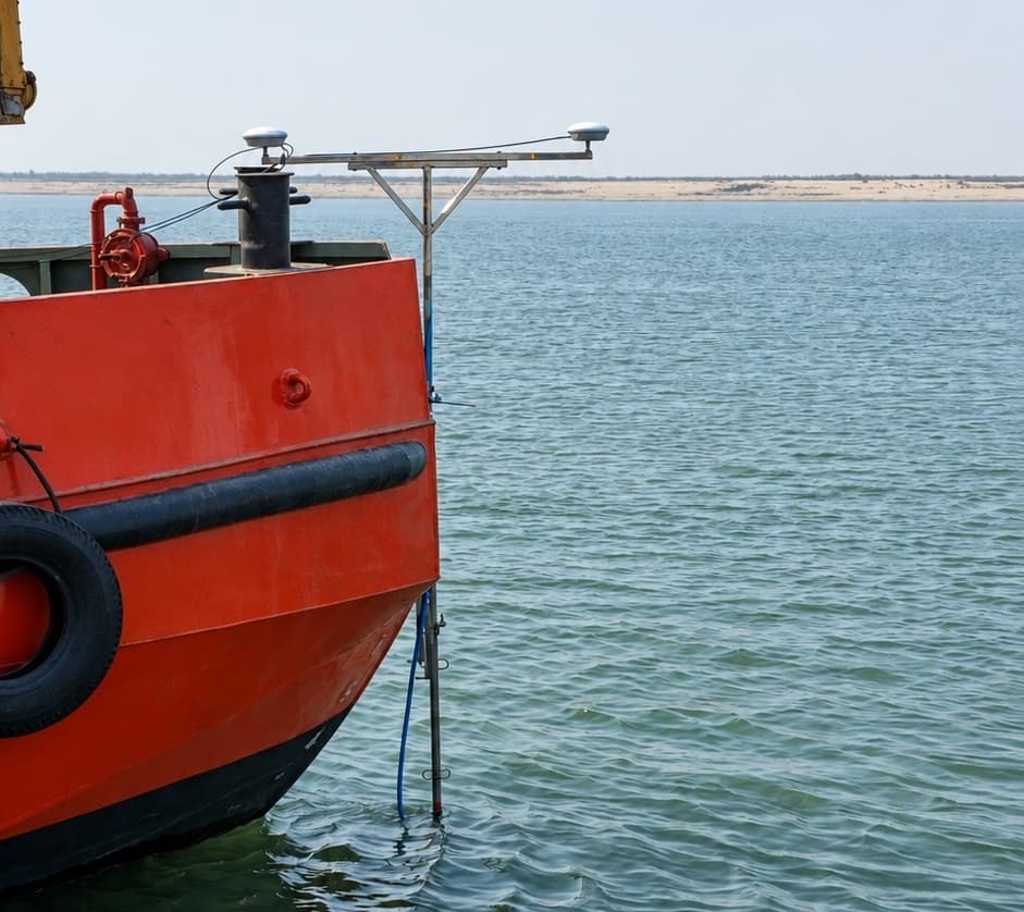 Bathyswath-3 pole-mounted on the bow of a survey ship